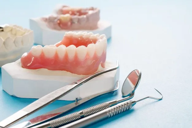 close-up-protese-total-ou-dentadura-completa-em-azul_60829-465-1920w